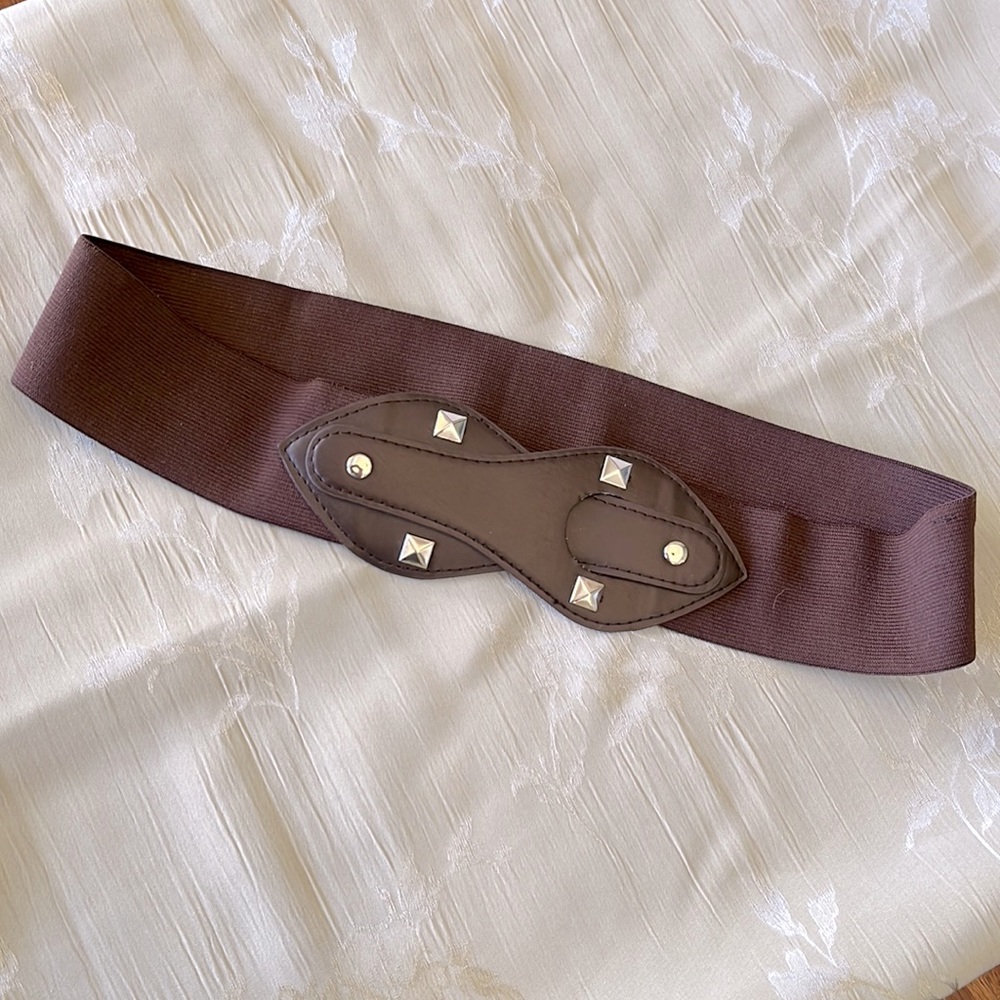Wide brown elastic belt with snap closure